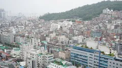 주택 소유주와 젊은 가족들은 새로운 정책이 한국의 부동산 시장을 재편하면서 치솟는 아파트 가격 속에서 길을 찾아가고 있습니다